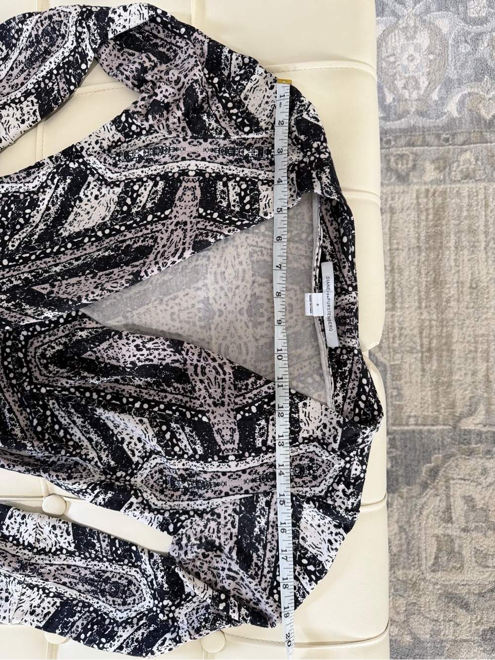 Diane Von Furstenberg Black and Gray Patterned Wrap Mini Dress 100% silk - Picture 4 of 7